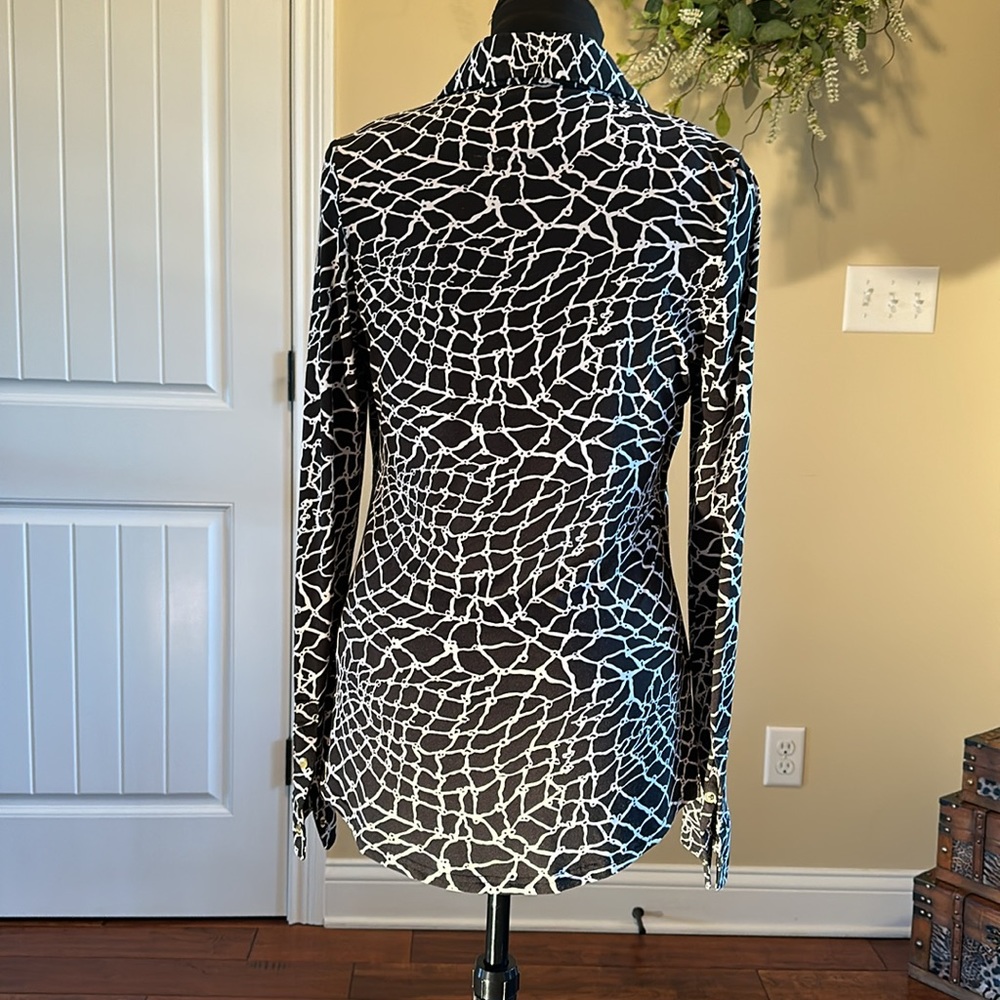 Black & White Printed Long-Sleeve Button-Up Shirt - Picture 5 of 13
